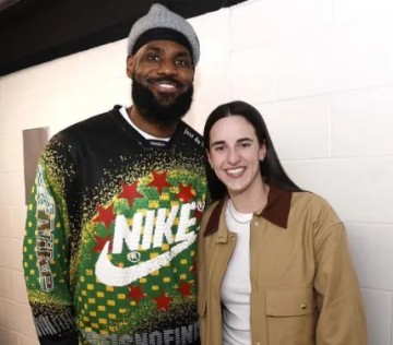 kaiyun 官网-詹姆斯力挺克拉克：记得18岁被质疑的自己，我会100%支持她