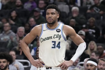 网页版登录入口-字母哥：拿球砸篮球架吃T是因为沮丧 球队没能打得更聪明